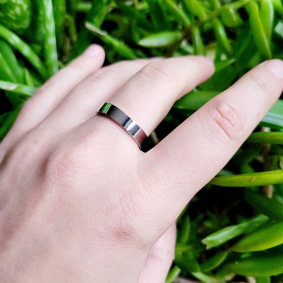 New Simple Classic Silver Ring Band, size 7.5 - Picture 5 of 7